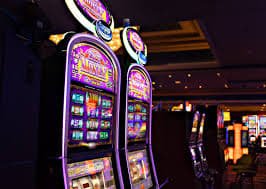 Antarmuka aplikasi cashslot777 menampilkan menu sportsbook, kasino langsung, dan permainan slot di perangkat mobile